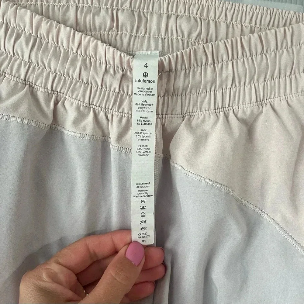Lululemon Hotty Hot Short Asym Light Chrome/White sz:4 4” Asymmetrical